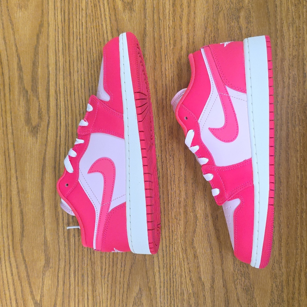 Air Jordan 1 Low GS Pink Foam/Hyper Pink Size Women's 7.5 553560-661 New - Picture 6 of 8